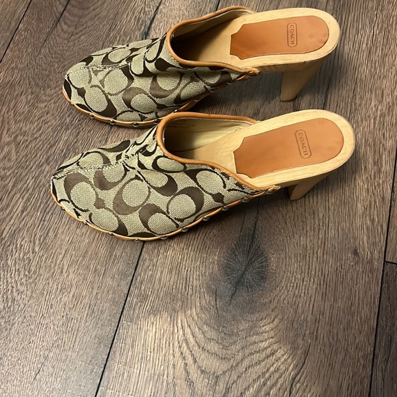 Coach Felicity signature clog in khaki with a wooden heel - Picture 3 of 11